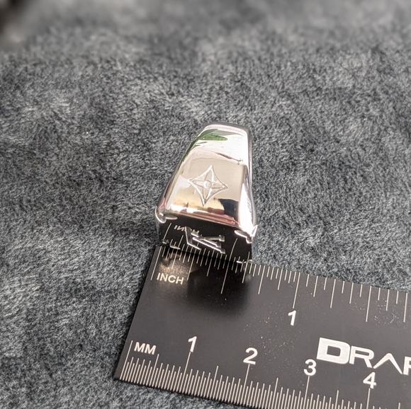 LV Louis Vuitton signature monogram signet ring, large, US7, EU54, N½, 14 unisex - Picture 9 of 14